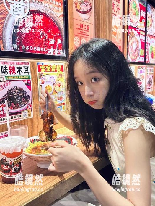 黑瓜吃料 手机屏幕暗暗发光,“黑瓜吃料”里的八卦究竟能让我变成什么!